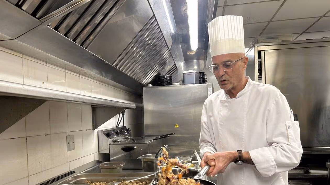 « Un professionnel exemplaire » : à Cholet, ce chef cuisinier aux deux millions de couverts raccroch