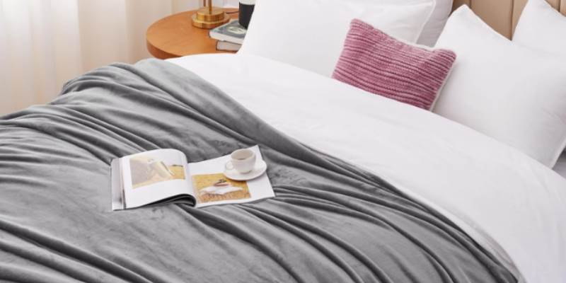 WAVVE Plaid Couverture Polaire Flanelle en Microfibre, Jeté de Canapé 220x240 Gris Anthracite