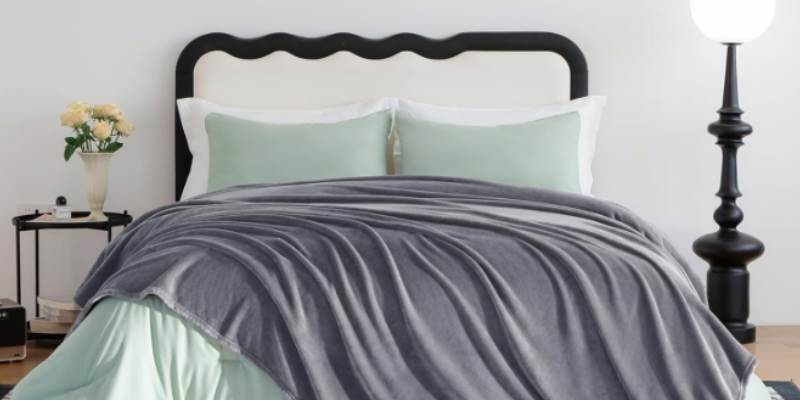 WAVVE Plaid Couverture Polaire Flanelle en Microfibre, Jeté de Canapé 220x240 Gris Anthracite